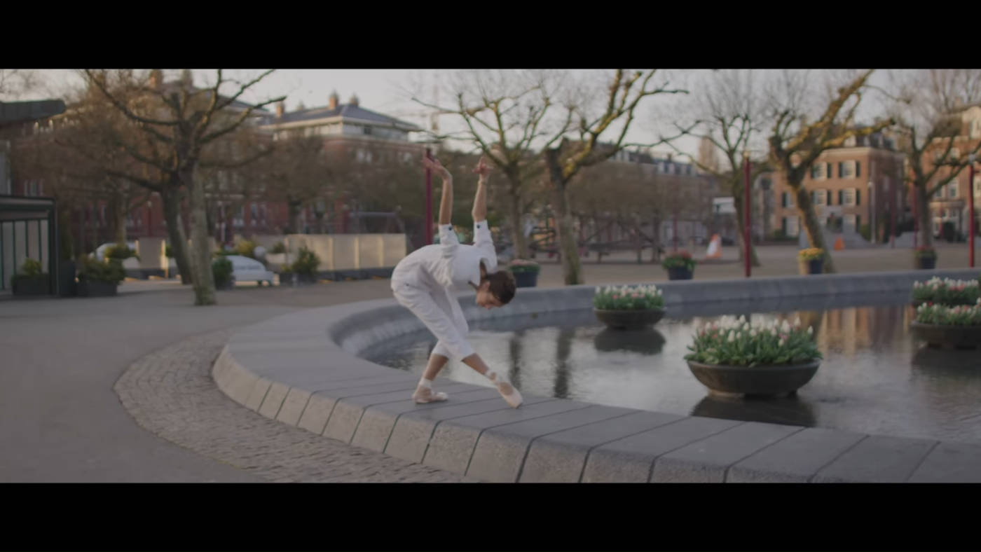 Screenshotter BallerinadancesintheemptystreetsofAmsterdam 2’34”